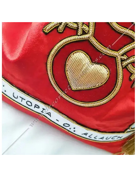 Broderies : cœur Or sur bourse rouge