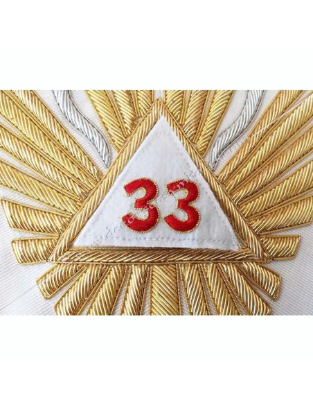 Réalisé dans un ruban moiré blanc immaculé bordé d'un galon