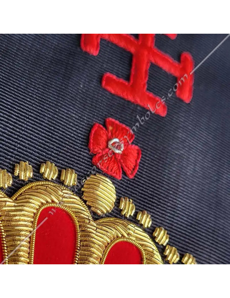 Broderies : aigle sur croix potencée, 32 sur grand gloire