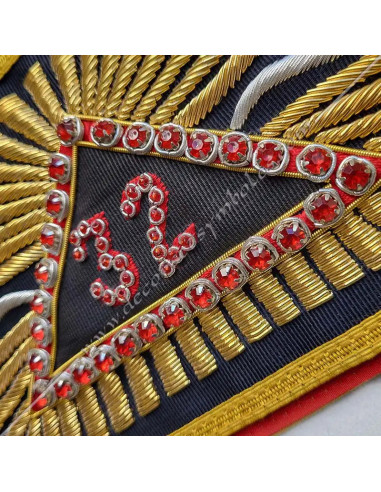 Interamente ricamato a mano con filo d'oro e di seta