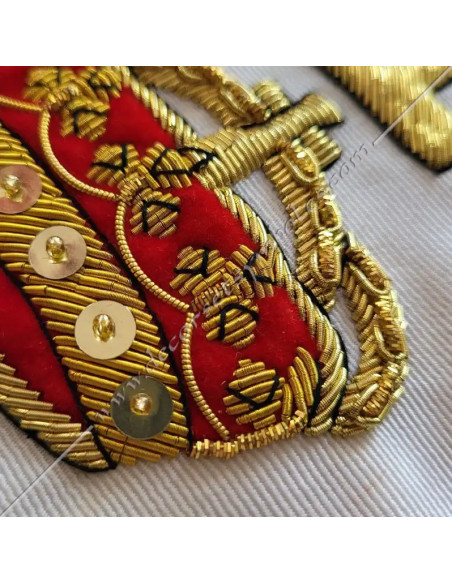 A snap hook allows a jewel to be attached to the sash