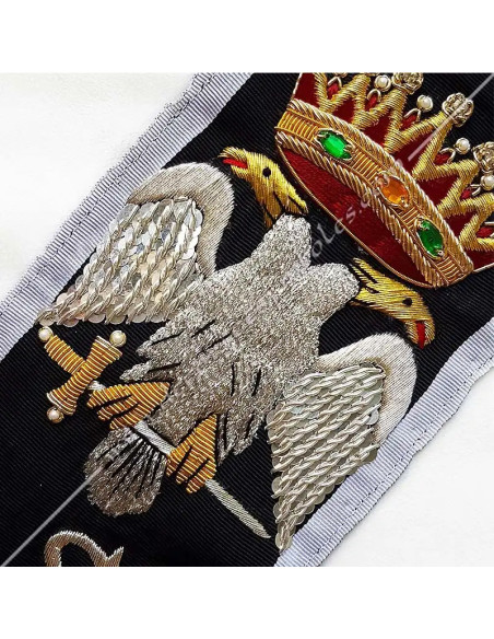 Ricami: aquila, croce patente rossa, corona e C