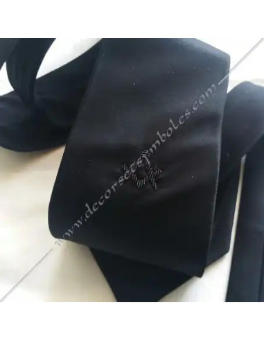 ACC011-cravates-maconniques-noires-equerres-compas-brodes-noir-cravattes-cadeaux-boutiques-fm