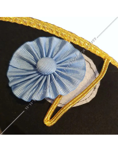 Incarnez la tradition et l'élégance avec ce tricorne