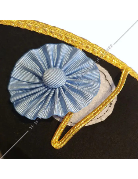 Incarnez la tradition et l'élégance avec ce tricorne