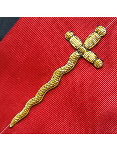 Broderies : symbole du couvreur, branches d'acacia, croix