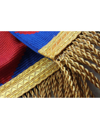 Broderies : symbole de compagnon sur le cordon, tau