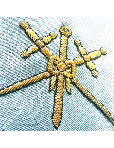 Broderies : 2 épées et 1 cane croisées au dessus de 2
